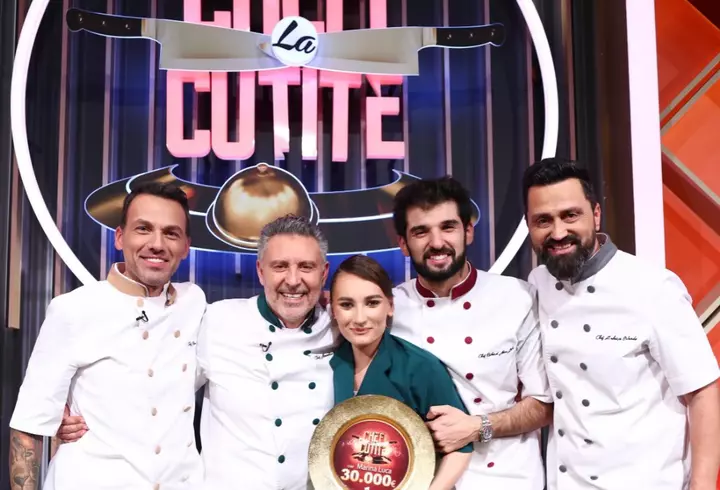 Rareș Cojoc, în ipostaze tandre alături de o tânără misterioasă în club, de ziua lui, la 37 de ani. Dansatorul le-a prezentat-o părinților pe noua sa cucerire și i-a oferit flori la plecare