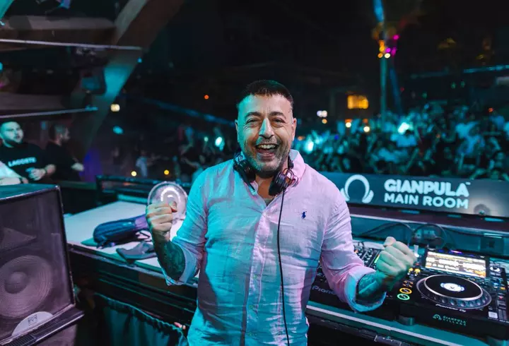 Russell Crowe vine pentru prima dată în România și va cânta în București și Timișoara. Cât costă biletele și care este prețul unei fotografii cu "Gladiatorul"