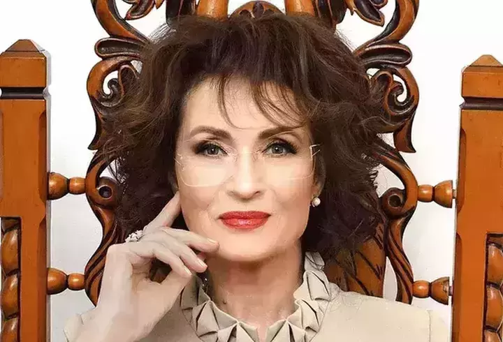 Daniela Gyorfi păstrează hainele și încălțările  pentru fiica ei, Maria: ”Nu m-am îndurat să le dau. Am și acum pantofii de la nuntă. Eu sunt pe vechi, pe comunism” / EXCLUSIV