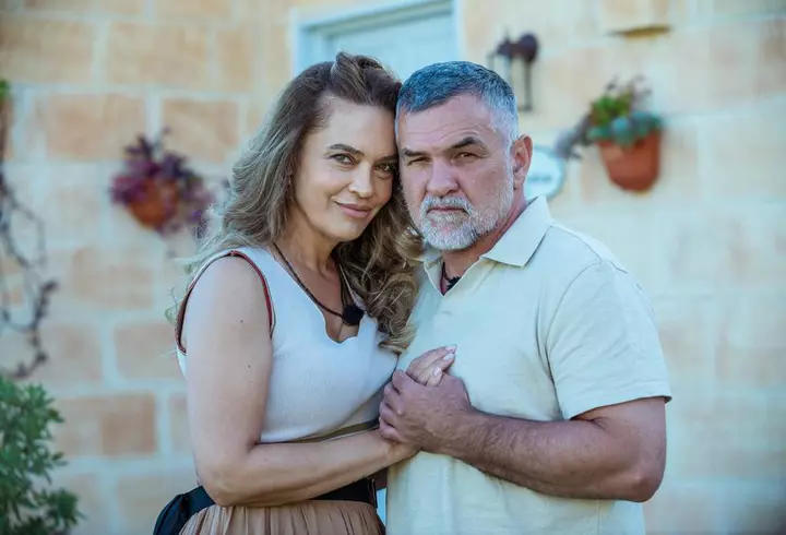 Irina Fodor recunoaște că soțul ei, Răzvan, o răsfață mai mult pe fiica lor. Cum se raportează Diana la celebritatea familiei: „Suntem doar părinții ăia cu joburi mai deosebite!” / EXCLUSIV