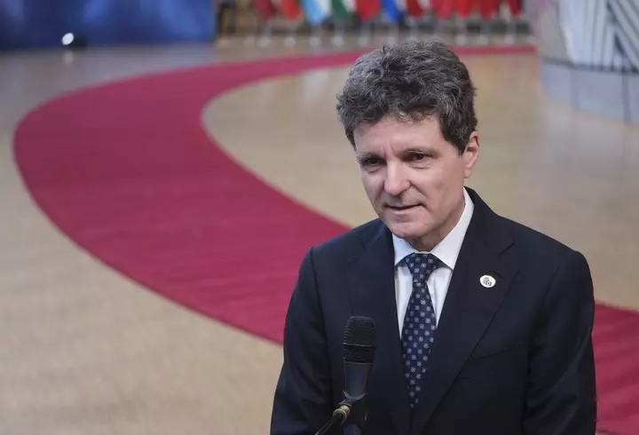 Marcel Ciolacu face front comun cu Traian Băsescu și cataloghează criza energetică drept o "criză de penibilitate": "Aia cu barjele mi-a plăcut cel mai mult"