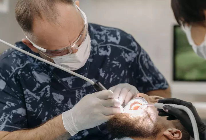 Machiajul care rezistă toată ziua: ce pui înainte și după fondul de ten contează mai mult decât fondul în sine