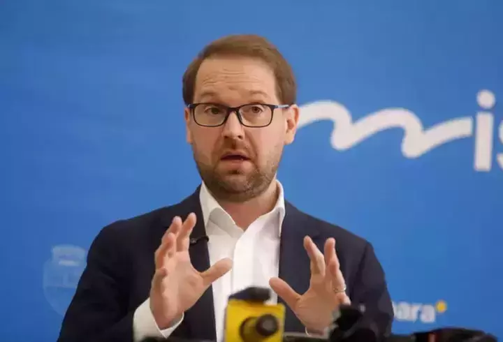 Laura Cosoi și Cosmin Curticăpean nu uită de romantism, chiar dacă au cinci fiice și multe responsabilități: „Mă emoționează grija lui. Sunt văzută ca femeie, cu nevoile mele!” / EXCLUSIV
