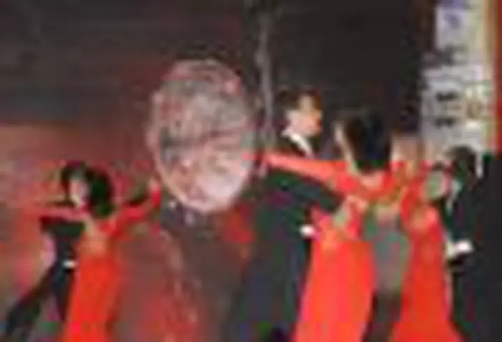 Sucu. Pe el il cheama dupa ea