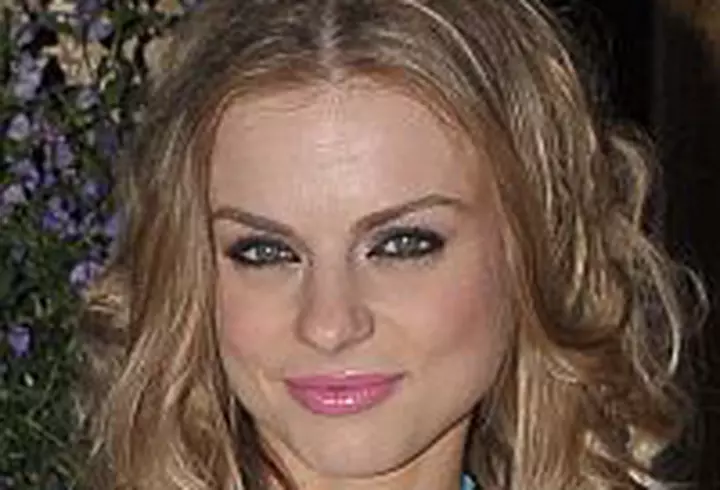 Cosmina Pasarin se dezbraca