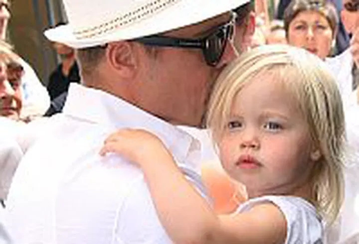 Kylie Minogue a fost decorata de Printul Charles