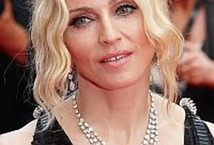 Kylie Minogue a fost decorata de Printul Charles