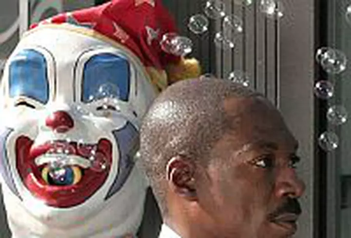 Kylie Minogue a fost decorata de Printul Charles