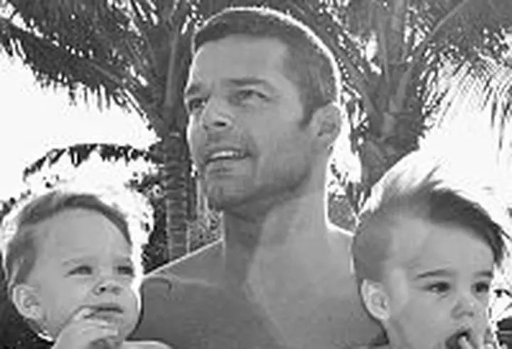 Horia Brenciu isi sarbatoreste ziua pe Facebook