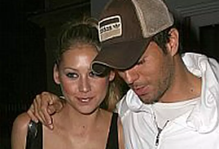Enrique Iglesias va fi din nou tată. Anna Kournikova este însărcinată cu al patrulea copil, la 44 de ani
