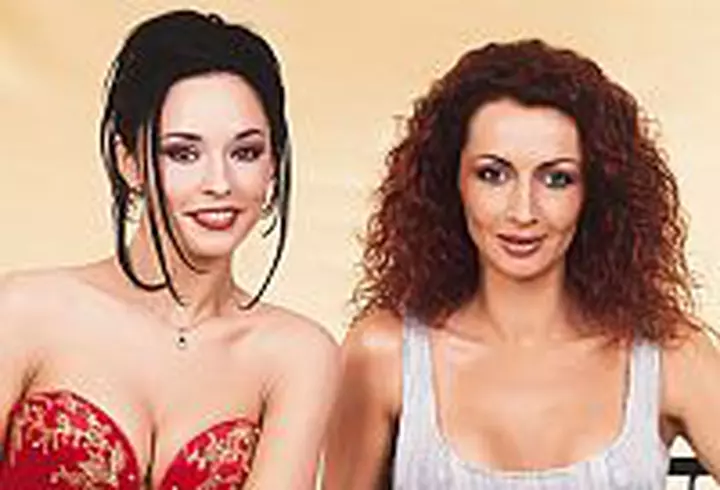 Viva! 10 ani - Fotografii care au facut istorie - Anul 2000 - Andreea Esca si Alexia