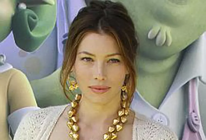 Puya intra in topuri si cu single-ul ”VIP”