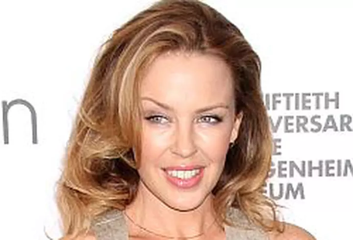 Puya intra in topuri si cu single-ul ”VIP”