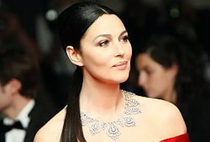 Puya intra in topuri si cu single-ul ”VIP”