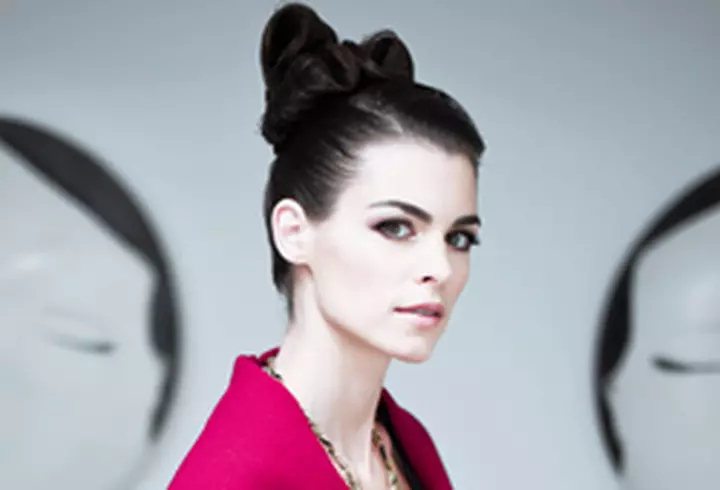 Puya intra in topuri si cu single-ul ”VIP”