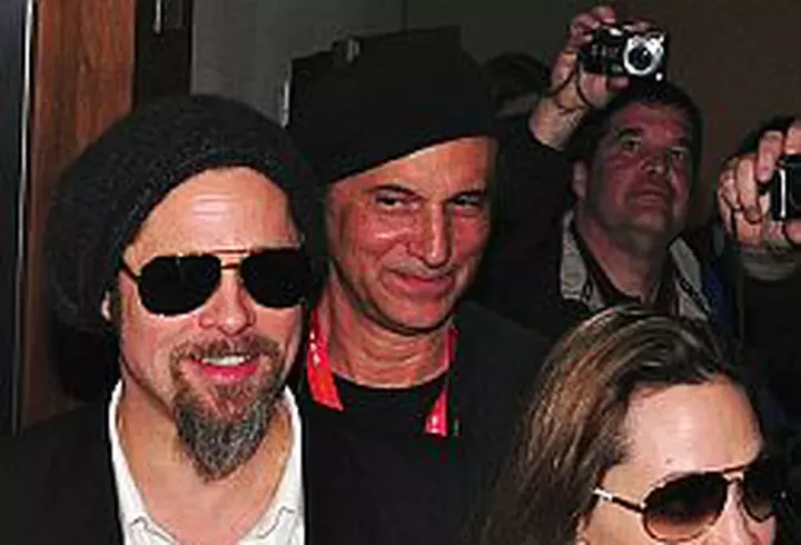 Puya intra in topuri si cu single-ul ”VIP”