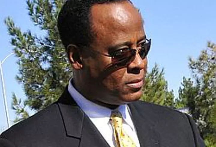 Puya intra in topuri si cu single-ul ”VIP”