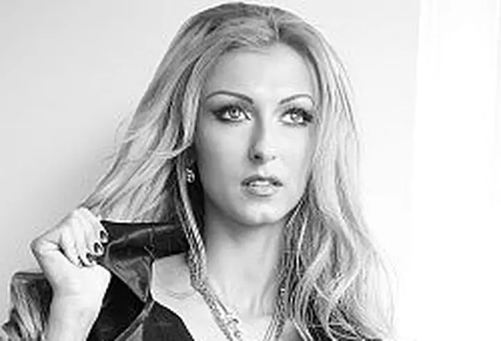 Diana Dumitrescu, Radu Valcan si Madalina Draghici, protagonistii clipului ’Iubesti un vis”