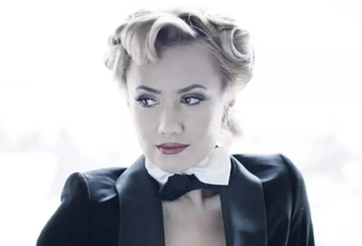 Quiz: Stilul Alexander McQueen - Corina Barladeanu sau Amalia Nastase?