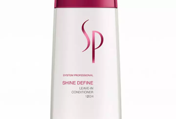 Quiz: Stilul Alexander McQueen - Corina Barladeanu sau Amalia Nastase?