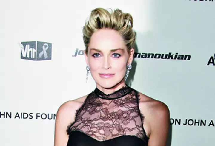 Salma Hayek - Secretul siluetei ei? Viermii si insectele...