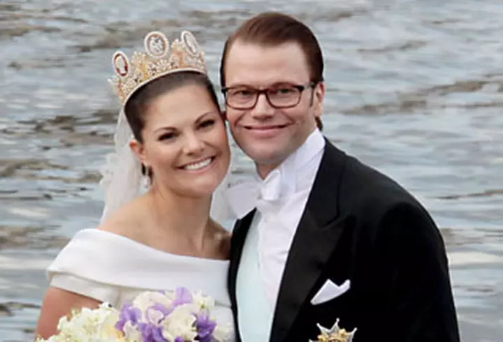 Salma Hayek - Secretul siluetei ei? Viermii si insectele...