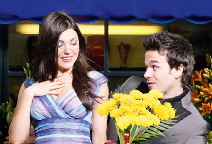 Salma Hayek - Secretul siluetei ei? Viermii si insectele...