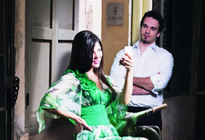 Salma Hayek - Secretul siluetei ei? Viermii si insectele...