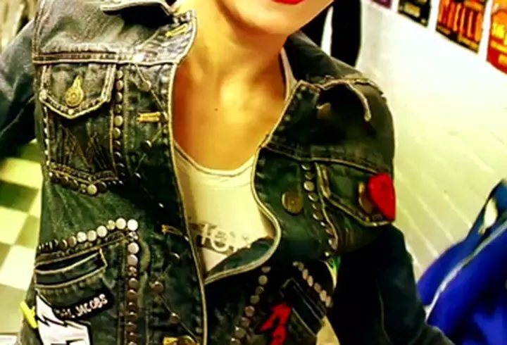 Salma Hayek - Secretul siluetei ei? Viermii si insectele...