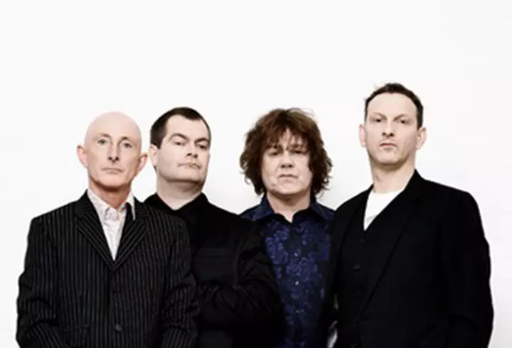 Salma Hayek - Secretul siluetei ei? Viermii si insectele...