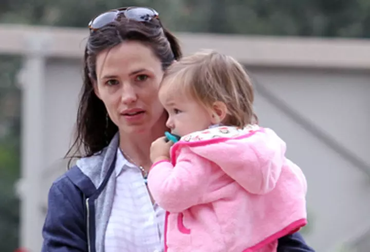 Salma Hayek - Secretul siluetei ei? Viermii si insectele...