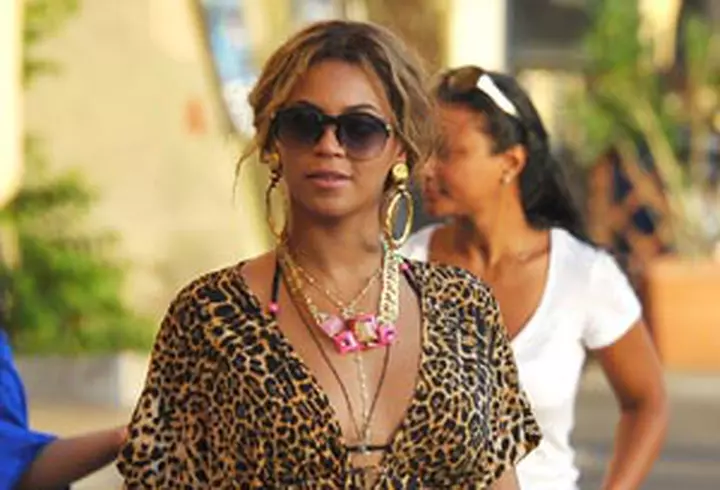 Robbie Williams lanseaza un ”best of”