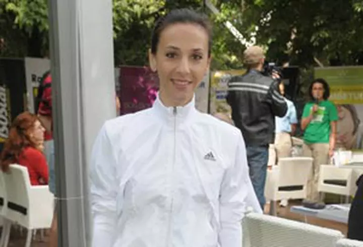 Cheryl Cole promite un nou hit - VIDEO