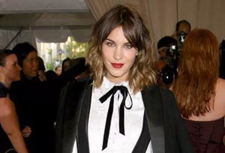 Poarta alb pentru un look confortabil si elegant