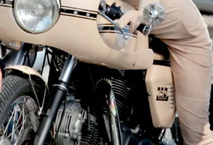 Poarta alb pentru un look confortabil si elegant