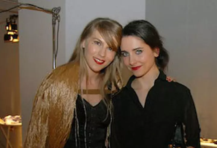 Eva Mendes a iesit la plimbare cu cainele ei