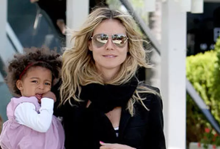 Eva Mendes a iesit la plimbare cu cainele ei