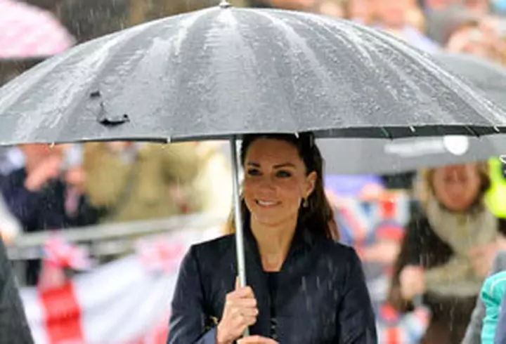 Eva Mendes a iesit la plimbare cu cainele ei