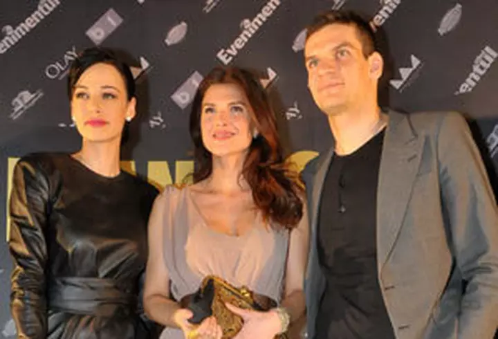 Eva Mendes a iesit la plimbare cu cainele ei