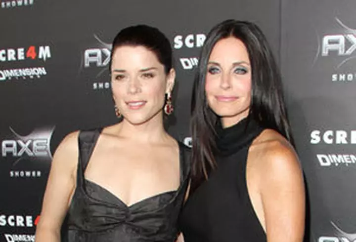 Eva Mendes a iesit la plimbare cu cainele ei