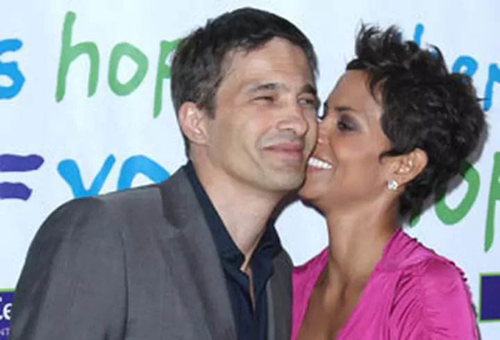 Eva Mendes a iesit la plimbare cu cainele ei