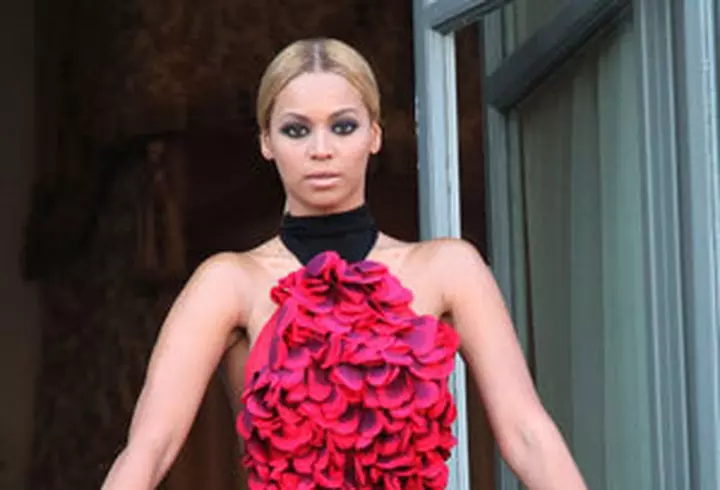 Poarta alb pentru un look confortabil si elegant