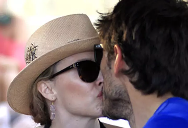 Rihanna - Lipsita de inhibitii la carnavalul din Barbados