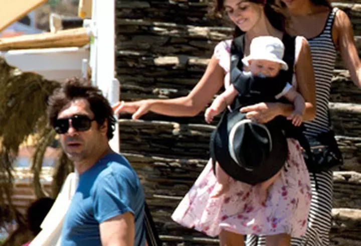 Rihanna - Lipsita de inhibitii la carnavalul din Barbados