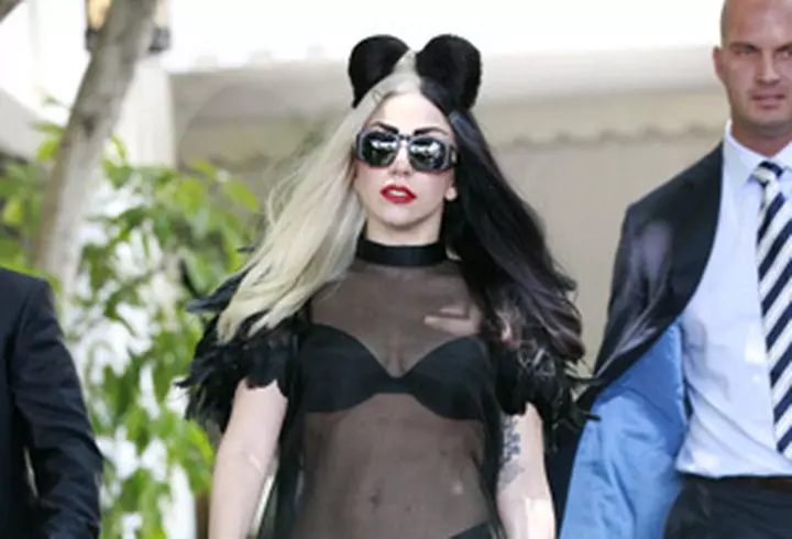 Rihanna - Lipsita de inhibitii la carnavalul din Barbados