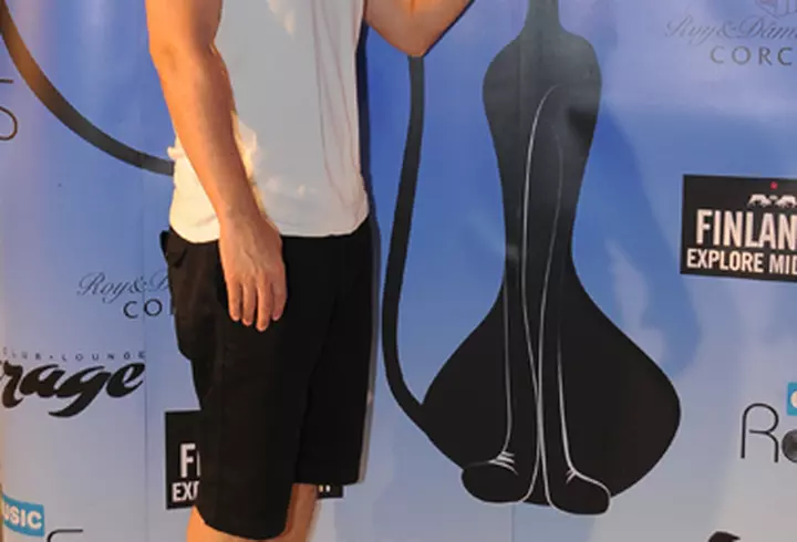 [FOTO] Vedete la o petrecere in alb, negru si mov