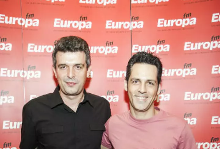 [FOTO] Vedete la o petrecere in alb, negru si mov