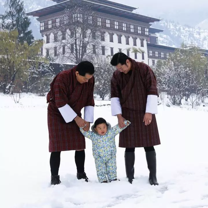 Imagini rare cu adorabilul Print al Bhutanului