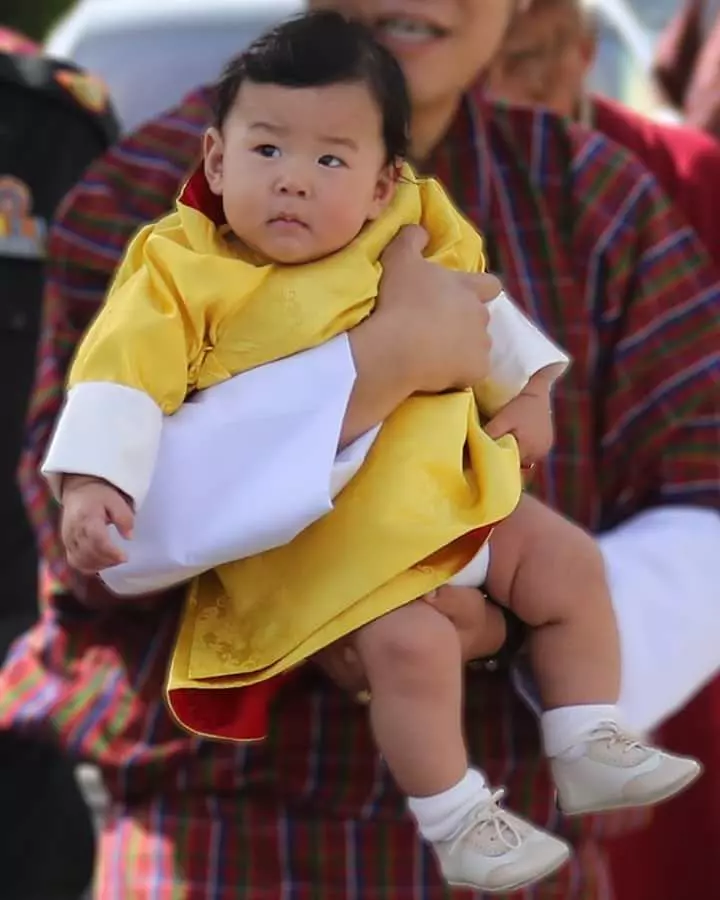 Imagini rare cu adorabilul Print al Bhutanului