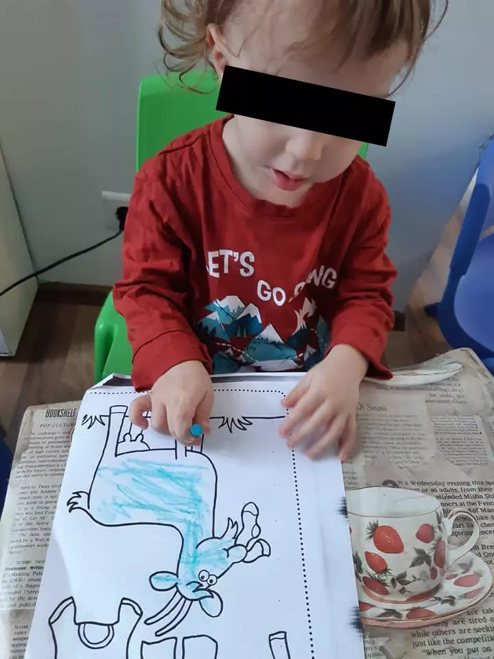 Băiețel izolat de colegi la grădiniță